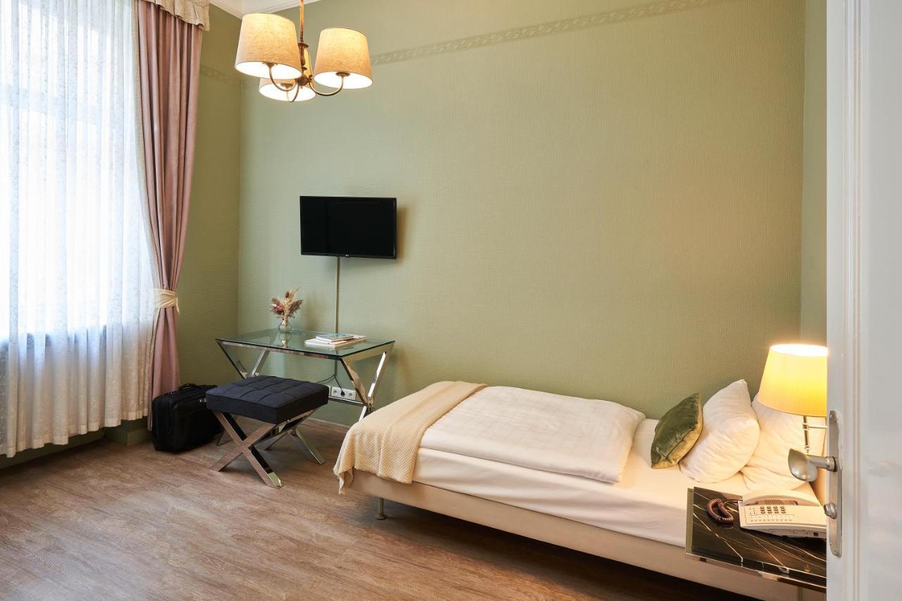 Single Room Minibar drinks of charge