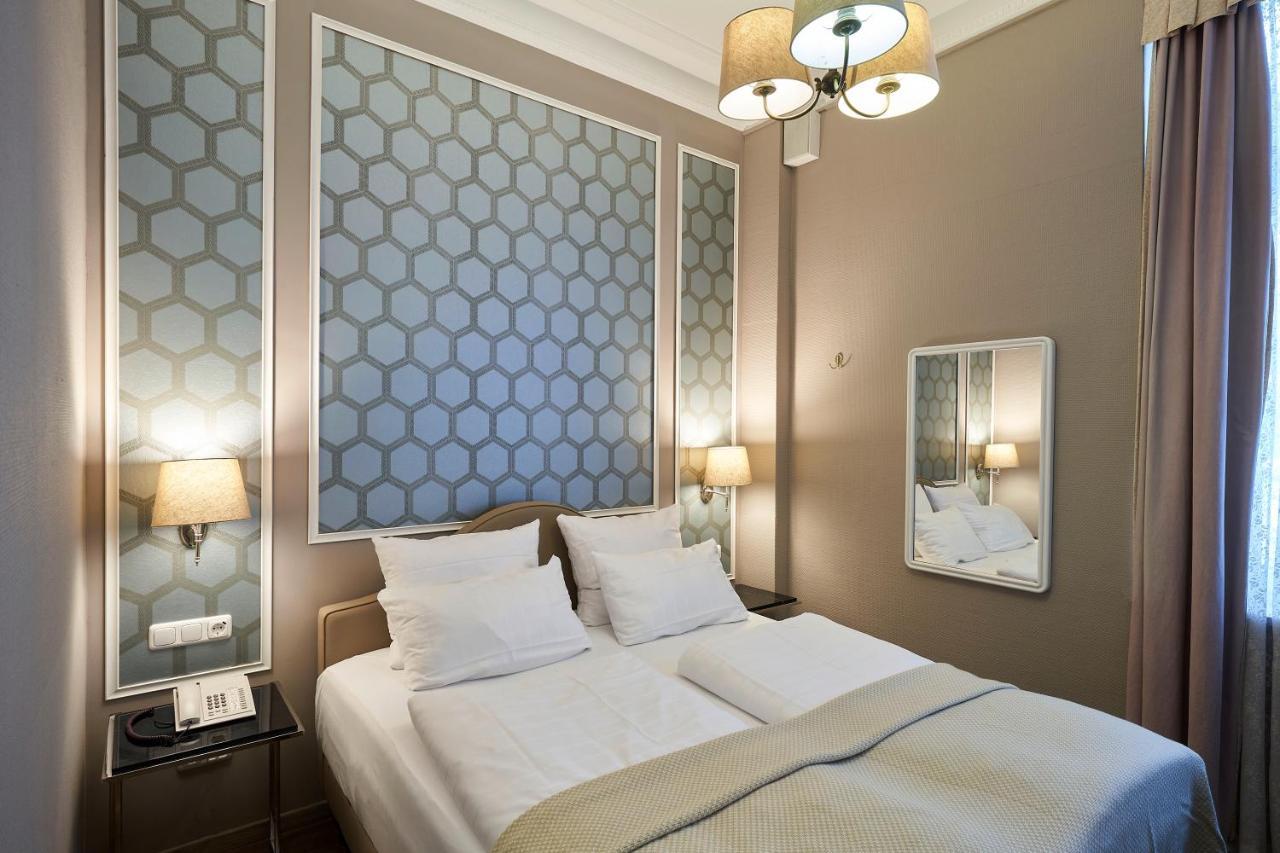 Deluxe Single Room Minibar drinks of charge